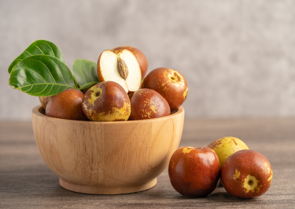 Bol de fruits du jujubier avec des feuilles du jujubier.